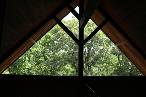 自然ふれあいセンター2階の三角窓